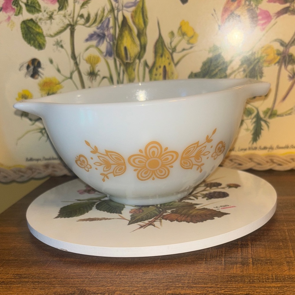 PYREX 441 Butterfly Gold nesting bowl